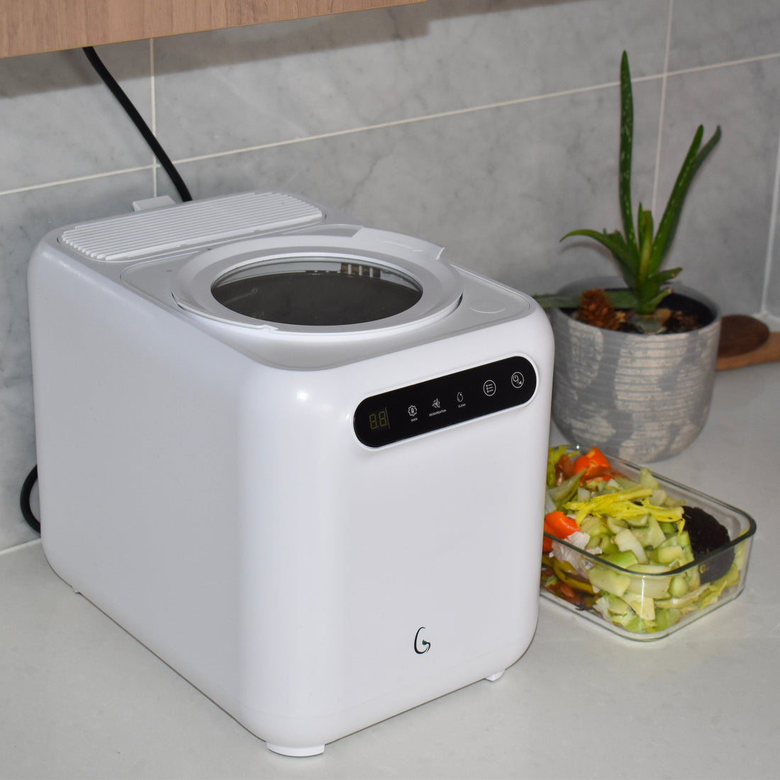 Green Experience Kitchen Composter 2.0 in a lifestyle kitchen scene